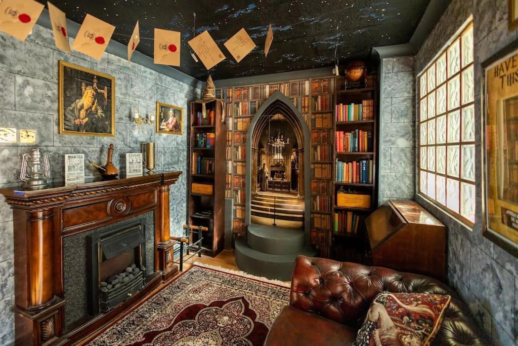 Hogwarts Hideaway Themed Property Watford  Extérieur photo