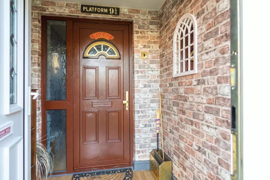 Hogwarts Hideaway Themed Property Watford  Extérieur photo