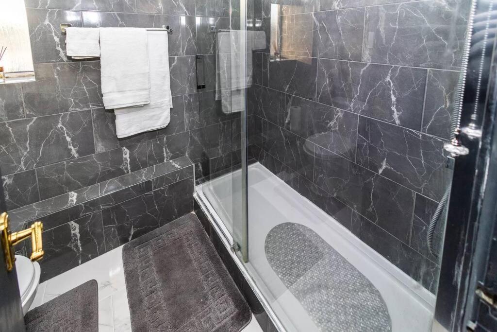 Hogwarts Hideaway Themed Property Watford  Extérieur photo