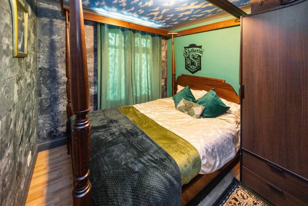 Hogwarts Hideaway Themed Property Watford  Extérieur photo
