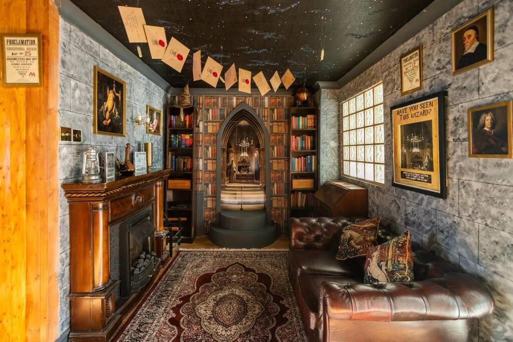 Hogwarts Hideaway Themed Property Watford  Extérieur photo