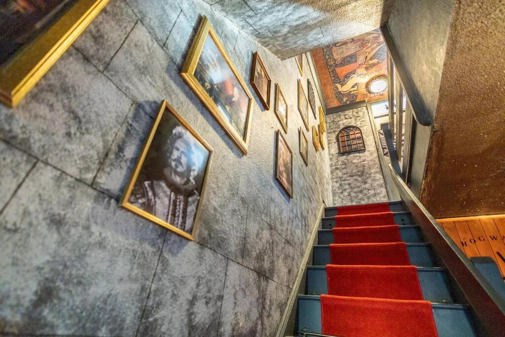 Hogwarts Hideaway Themed Property Watford  Extérieur photo