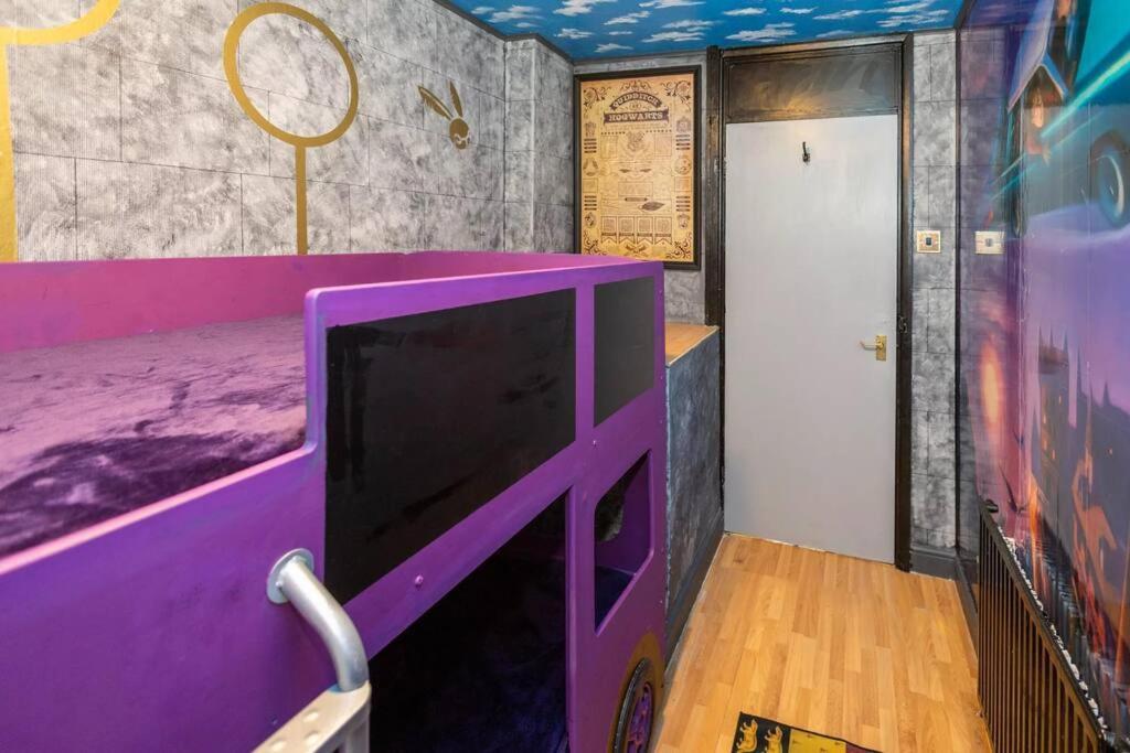 Hogwarts Hideaway Themed Property Watford  Extérieur photo