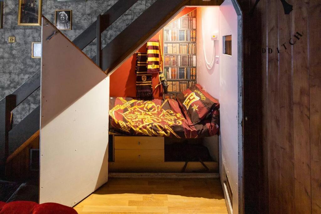 Hogwarts Hideaway Themed Property Watford  Extérieur photo