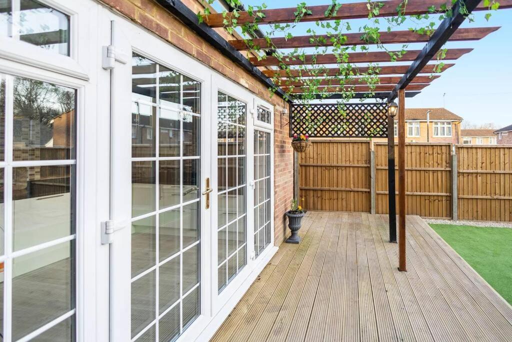Hogwarts Hideaway Themed Property Watford  Extérieur photo
