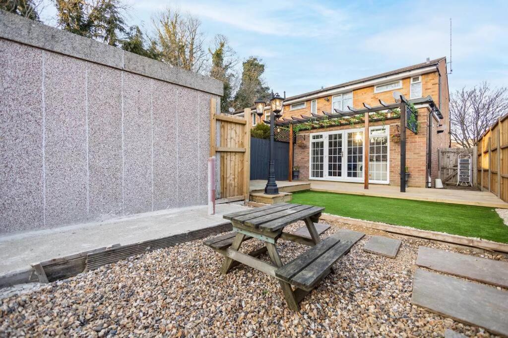 Hogwarts Hideaway Themed Property Watford  Extérieur photo
